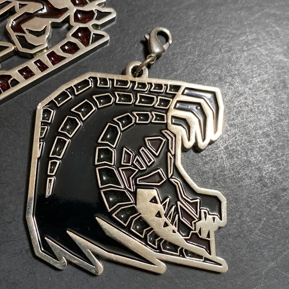 🖤CAPCOM💕2ea Pendants(charms) - Picture 4 of 12